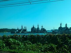 その後もいくつかトンネルを越えていくと山間部から急に視界に広がり、軍艦が停泊する横須賀軍港が見える、横須賀駅に停車する