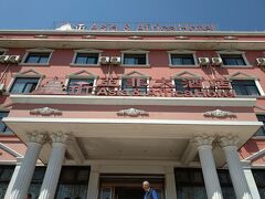 11:40　中華レストラン　Asia and Africa Hotel でランチ
玄関フロアに中華人民共和国 建国の父、毛沢東主席の銅像があった。
山崎豊子さんの【大地の子】で、戦争孤児となった主人公が苦労の末に優しい養父母と暮らすようになり、壮絶な文化大革命の嵐のなか生き抜いていく話。
毛沢東主席の政策で、また不幸のどん底じゃんって、胸締め付けられる思いをしたっけ。