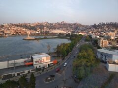 16:51　ホテル カールトン着
部屋から人工のアヌシ湖の景色を楽しめます。

