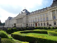「ブリュッセル王宮」にやってきました。

毎年、夏季限定で一般公開されると聞いて、訪れましたが・・・。
中へは入れず。
柵の外から外観のみパチリです♪。
もしや予約が必要だったのかも？！。
何も調べずに行くのは良くないですねー（笑）。