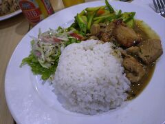 チェックイン後に、空港内のレストランでランチ。
サラダとチキンソテーとご飯。

14:35　MD716便で　トラニャロ　フォール ドーファン空港へ。
もう、ガタガタ道の移動はないと思っていたけど、マダガスカルをなめてたわ。
1台のバスの移動で窮屈だったし、道路は工事中だし。
空港からベレンティロッジまでの移動は、約90ｋｍ。
現地ガイドのオリビエさんが2時間くらいって。
2時間でも長いのに、結局3時間以上かかってベレンティ保護区／ベレンティロッジ　BERENTY　LODGEに到着。