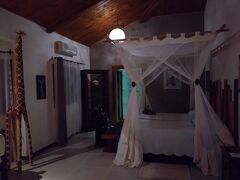 私の宿泊したコテージの室内に大きなキリンがいた。
夕食時にキリンがいるよねって聞いたら、そんなのいないよって。
全部の部屋に、どでかいキリンの置物があったわけではないらしい。
エアコン完備で、可愛いくて広々とした部屋。
このコテージに二泊。
翌朝6:30集合し、モーニングサファリの予定。
それに備えてすぐに就寝。


