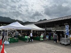 道の駅「八ツ場ふるさと館」
外にも中にも農産物がわんさか売られており、嬬恋のキャベツが大盤振る舞い。
その場で焼いている焼きもろこしも人気でした。
