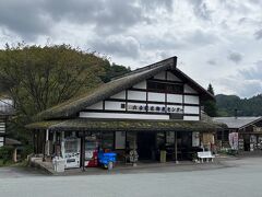 草津に向かう途中の山間に佇む道の駅「六合」
売店は暗くて、特筆するものはなかったですが、お食事処として人気がありそうでした。