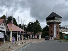 道の駅「草津運動茶屋公園」
草津温泉門を温泉街から離れる方向に上がった先にあります。
農作物もテントで販売されていましたが、お土産菓子がメインという雰囲気。
スイーツの販売店もあるので、ちょっと一休みによい場所ですね。