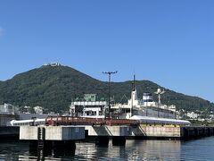 ８＜若松埠頭＞
　フェリーで下北半島に渡る前に有名な「函館朝市」をのぞきに。ここは、若松埠頭の駐車場。前方左手には、昨晩夜景を見た函館山展望台。右の船は、青函連絡船記念館となっている摩周丸。