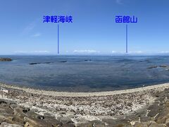 ２６＜津軽海峡＞
　津軽海峡をはさんで、函館市汐首岬までの距離はわずか17.5キロメートル。天気のよい日だったので、函館山を始め北海道の山並みがくっきりと見えました。
　※画面をクリックして、ワイド画面でお楽しみ下さい。