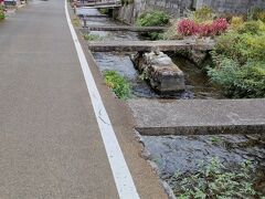 　用瀬の町並みは澄んだ用水が流れることでも有名です。