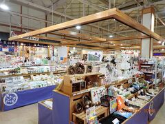 児島惟謙の生誕地碑から北西に15分程歩くと道の駅きさいや広場があります。店内の様子です。
