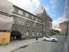 バスに乗り込むとすぐ近くにあるベルゲン駅の前を通りました。フィヨルド観光して3日後に再びベルゲンに戻ってきます。その時にはフロム鉄道のベルゲン線を使うので再びこの駅に戻ってくることになります。