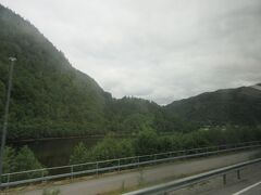 ステインダールの滝まではバスで1時間10分の旅です。並列して鉄道が走っていました。フロム鉄道だと思います。