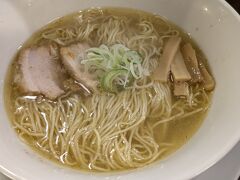 とりあえず晩御飯。
あっさり塩味、具材少な目だけど逆に味がはっきりして美味しい。
だから途中で味変したのは失敗でした
何も手を加えずに普通に食べるのが一番美味しかった。