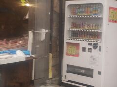 激安自販機、50円～バージョン発見！大阪に引っ越してきたときの３大びっくりの一つが自販機の価格だった。ちなみにもう２つは、信号無視する歩行者が多いことと、人前でイチャイチャするカップルの多さで…これを言うと不思議と否定されなかった(笑)。