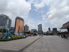 まだ午前中だったからか、中国イミグレの外国人レーンは空いていたので15分もかからず通過できました。