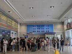 駅の窓口に到着すると予想通りの行列。
日本ならすぐに順番まわってきそうだが、ここは中国。
1人で10分以上粘る輩もいるから困る。