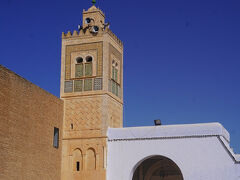 「シディ・サハブ霊廟(Mosque Sidi Sahbi)」に到着しました。朝早いせいか我々以外に観光客の姿もありません。