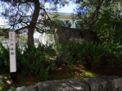 駅から30分ほどで、魚津城跡に辿り着いた。そこは、大町小学校の敷地であるため、案内に従い受付に立ち寄ったが人影もない。何と、2018年に廃校となっていたのだ。魚津城は、完全に市街地化されているため、遺構は無い。校舎の脇に、城跡の石碑が立っているだけであった。