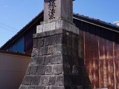 しばらく走ると、角川と言う川を渡った。その北詰めに、万灯台と言う常夜灯のようなものがあった。江戸時代、この角川河口にあった魚津湊のために設けられたものだそうだ。その近くには、初代と二代目の魚津水族館の跡地もあった。