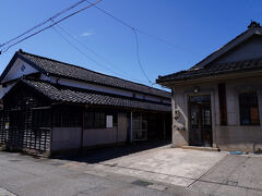 さらに進むと、米騒動発祥の地と言う場所があった。大正7年(1918)、全国規模で起こった米騒動は、旧魚津町での米の積み出し阻止が発端だったそうである。当時、米を保管していた旧十二銀行の米蔵が、今も残されていた。買い付けられた米は、銀行の管理する蔵に預けられていたそうだ。
※米蔵は、企業の所有地内にあるため、道から外観を眺めるだけです。