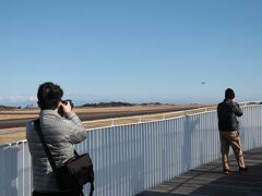 滑走路を一望する石雲院展望デッキです！

利用は無料でスロープも付いているので車椅子利用や高齢の方でも気軽に訪れることができる場所。

