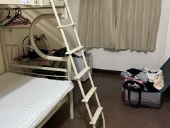 今回初めて宿泊のグレイス那覇さん。
最安値2000円くらいのゲストハウスだけど個室だし広さもあって、何よりベッドが見かけより寝心地よかった！
女性専用フロアもあり、安心。
県庁前から少し歩くけど全然許容範囲でした。
夕方の国際通り歩くより全然まし