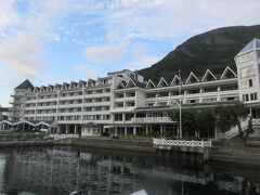 夕食後に外がまだ明るいので、ホテルの外に出てみました。ベランダから見えたフィヨルドに浮かんでいるような島のところまで来ました。ホテルの全景です。