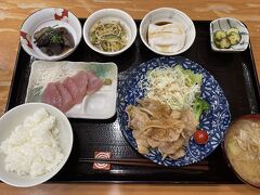 夕飯です
お！ジーマーミ豆腐だぁ！大好きです(≧▽≦)