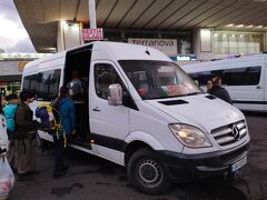 トビリシ鉄道駅の前がメスティア行きミニバスの発着所になっている。発車時刻の7時前から数組の旅行者が待っていた。6:54にバスが着くなり席はどんどん埋まり、その後に来た数人は乗れなくなった。そこで追加のバスが手配されたようだ。
ここでも旅行者の半分くらいは中国人で日本人には全く出会わない。