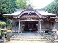 大隆寺のすぐ近くには和霊廟もあります。和霊神社は山家公頼を鎮魂するための神社であり、和霊廟はその山家公頼の廟(お墓)です。
