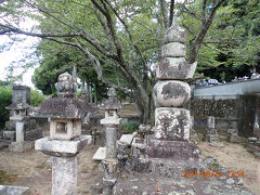 うろうろしている間に桑折宗臣のお墓を見つけたのですが、説明板も文字が薄く読み辛く桑折家のお墓は新しくて分かり易いのですが、本人のお墓は古くて文字が全然読めませんでした。うわじま観光ガイドのお墓の写真と同じだったので多分、このお墓です。