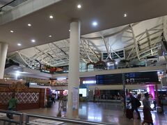 ングラライ空港に着きました。

VOAカウンターに並び日本円で一万円（二人分）支払いました。
オートゲートを使用して入国完了したのでパスポートにVOAシール等は貼付されませんでした。
代わりに登録したメールアドレスあてに「e-STAY-PERMIT」が届きました。

電子税関申告は事前申請を済ませたのでQRコードを見せて通過。

バリ州観光税Rp.150,000はクレジットカードで支払い。

出口でガイドさんに会うことが出来て、ホテルまで送っていただきます。