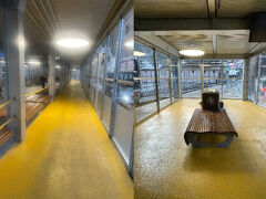 予約を取ってあるといっても、やっと晴れた日のため混雑が懸念されたので、７時40分位に駅に到着しました。駅員の方に切符を提示したら、専用の改札口に案内され専用レーン（黄色）のレーンを進みます。すると専用の待合室に到着です（私達を含め他は1組のため、ゆったり座れます）。