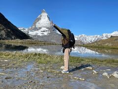 私はマッターホルンをハグした写真を撮りたかったのですが、無理だったので、このポーズです。