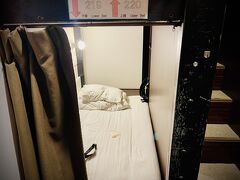 米国ビザ申請が許可されたので日暮里の安宿にチェックイン。　しばし だらぁ～んと脱力タイム。　立ちっぱなしで腰イテ～
宿代 ￥2,880 也

トイレも新しいし、シャワールームもエルボーかまさなくていいのに、この木箱だけがちょっと残念。
上段のミシミシギシギシ音が半端ない。　自分のマットをはぐったらスノコ&ベニヤ板だった。　もう少し堅牢な造りだったらリピありだったのに。