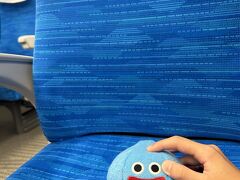 急に決まったので出発日はもうスマートEXの早得を買えませんでした。
なので適当に自由席に着席します。

午前中は小学校で保護者参加のイベントがありましたので必然的に遅い新幹線、15:30頃の新幹線はガラガラ◎