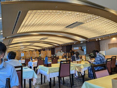 館内のレストラン瀬音は団体ツアー対応も可能そうな広さ
