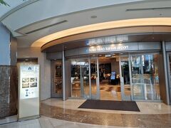 ホテルをチェックアウトして、関空へ向かいます。

帰ってくる日、時間が遅いため、また5日後には
お世話になることになるホテル。
フロントの方が何かお預けになりたいものが
あれば置いていって良いですよーとおっしゃって
くださったので、ドバイから帰ってきた翌日以降
にしか必要にならないものを置いて行きました。
おかげで荷物が減った！

さすが日航さん！ありがたい心配り！！