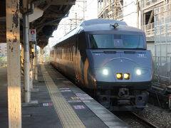 　鳥栖から博多までは、特急「かささぎ」で。ネット割なら840円で指定席を確保できるので、通勤ラッシュとは無縁の快適移動です。
　博多駅到着後は一旦乗客を降ろし、30分後には宮崎空港行き特急「にちりんシーガイア」に変身。佐賀と宮崎を結ぶ、ダイナミックな運用の列車でした。
