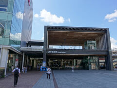 　姫路で下車。ここ数年、新幹線から寝台特急「サンライズ」へ乗り換えるため２度降りたけど、昼間に来るのは久々です。