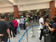 入国審査と荷物受け取りの間にある謎の手荷物検査、大渋滞。荷物受け取り前に検査しても無駄だと思うが