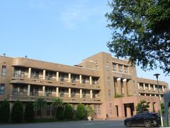 今は行政院という行政機関の建物として使われているこの建物は元は台北市役所として建てられたもの、１９４０年の建築ということで、シンプルでモダンなデザインになっています。