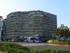 ホテル到着が夕方近かったので、到着日はこれと言った観光はできませんでしたが、

ホテルから近い中山南路を北から南へ歩いて近代建築巡りを。