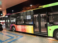 レインボーカラーの目立つ連節バスこれが……………国際線ターミナルへの連絡バスです。

夜出発のチャイナエアライン台北行きを利用する際に福岡空港国際線ターミナル迄福岡空港国内線ターミナル車寄せから利用しました。