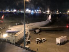 友人にバリ旅行に誘われ無かったら＆デルタ航空のスカイマイルで丁度福岡⇒台北⇒デンパサール行き片道エコノミークラスが１７,５００マイルで特典航空券空席が無かったら実現しなかった今回の旅行。

この日だけポツンと空席が有って前後数ヶ月は全然特典枠は無かったです。

今回の旅行でお世話になるのがコチラ！チャイナエアライン。福岡空港国際線送迎デッキから激写！

福岡空港国際線ターミナルは搭乗待合室から飛行機の写真が撮れないのが不満です。

まずは旅立ちその第1区間のフライトです。