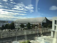 台北の桃園国際空港にはターミナルビルが２つ有りますが今回利用したチャイナエアラインは以前から有る第１ターミナル利用でした。

次の乗り換え出発便は福岡からの到着後翌朝のチャイナエアライン７７１便台北０９：１５発のバリ島・デンパサール行きです。

第１ターミナルは昔ながらの丸っこい空間のサテライトの部分が有ってココが昔よく台湾に通っていた頃を感じさせる私にとっては懐かしい場所です。

でもターミナル内は改修に綺麗に内装変更されているので古臭さは感じません。