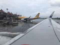 台北から乗り継いだチャイナエアライン７７１便は遅い午後の１４：４０到着。

お～コレが新国際線旅客ターミナルか？バリ様式のデザインですね？

