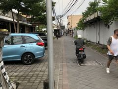 長年旅行してますが料金で揉めるのが嫌で空港から市内の移動は極力公共の電車等の交通機関で移動したいのですが仕方が無い時はタクシーを使うしかありません。

バリの場合も空港に乗り入れる列車も無く公共のバスは有るには有りますが旅行者向きでは無いので今回はタクシーです。

バリ国際空港の国際線到着口車寄せから直接乗ると空港乗り入れ料金プラス高い固定制の料金なので敢えて国際線ターミナルビルを出てその先真正面の駐車場のビルを潜って左側のバイク置き場を道ってその先の向こうから空港敷地の外へ出て空港外周の道路へ向かいます。

此処でタクシーを拾えば通常のメーター価格で目的地まで行ってくれます。

ポイントは空港敷地外でタクシーを拾うことです。現地の人も此処でアプリで呼んだ＆迎えの車待ってるようでした。

勿論安定の青いブルーバードのタクシー利用です。

空港敷地横のハリスホテル トゥバン バリ前からクタ中心部エリアのゲストハウス街のポピーレーンまで途中大渋滞にはまって動きませんでしたが４２，０００ＩＤＲ（インドネシアルピア）で行けました。