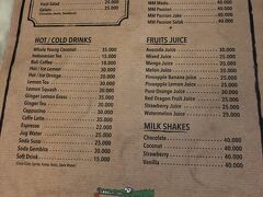 オーストラリア人と日本人の友人達に夕食にと連れて来て貰ったクタエリアのベモ・コーナー近くに有るワルン～インドネシア料理の食堂です。

此処はフレンドリーなスタッフと豊富なメニューに飲み物が有名な昔から営業しているレストランになります。