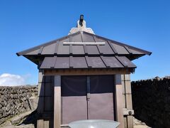 月山頂上の神社に到着だ。
神様は9月15日に山を下りたので、写真OK