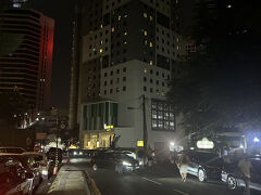 小一時間でホテルに着きます。2人以上で荷物を持っているなら空港との往復はGRAB一択だと思います。あるいは空港バスで中心地まで行ってGRABでしょうか。クアラルンプールは坂が多いし歩道も段差があったりで荷物を持って歩きたくはないですね。
ホテルは3泊でRM800ちょっと。1リンギット33円程なので1泊朝食付9,000円といったところです。室内は必要なものは揃っていますが、内外装はそこそこ年季が入っていて豪華というわけではありません。
